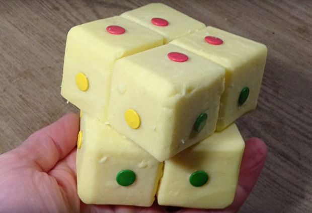 videó bűvös kocka Rubik-kocka cheddar sajt ehető