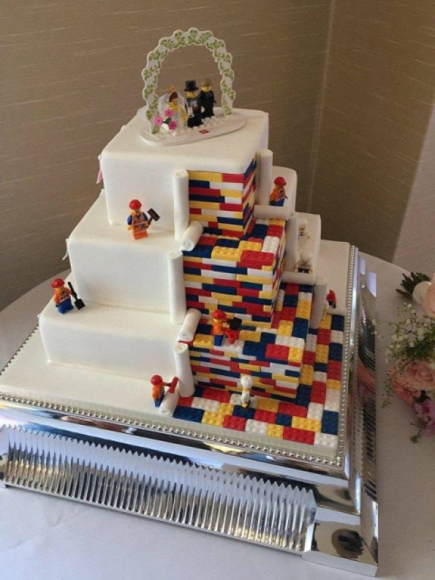hétvégi dizájn torta LEGO esküvői