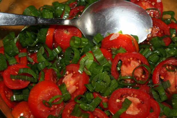 hétvégi tipp recept saláta ecetes zöldhagyma paradicsom