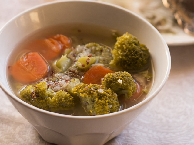 leves tél brokkoli quinoa recept melegítő étel hagyma homebisztro édeskömény vega vegetáriánus vegán diéta