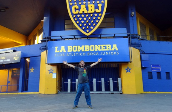 Endre a Boca Juniors stadionjának bejáratánál