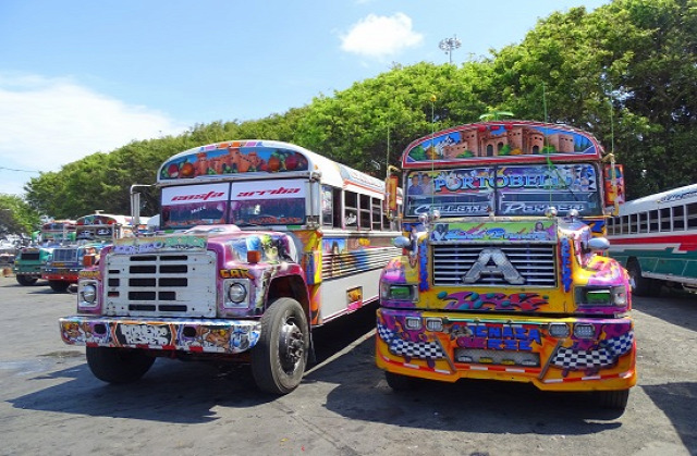 Colónban a színes buszokon kívül semmi látványos nincsen