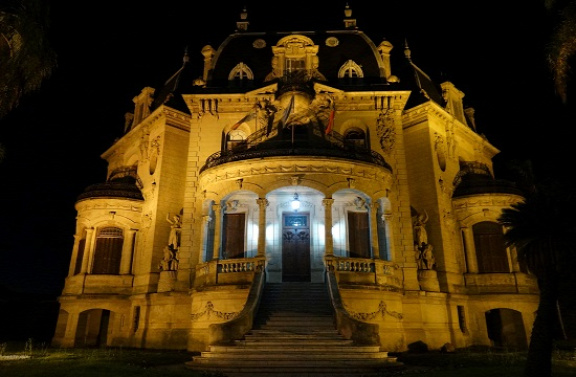 Az Arruabarrena palota éjszakai kivilágításban