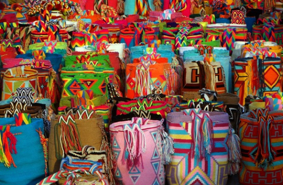 Wayúu táskák színesítik a parti sétányt