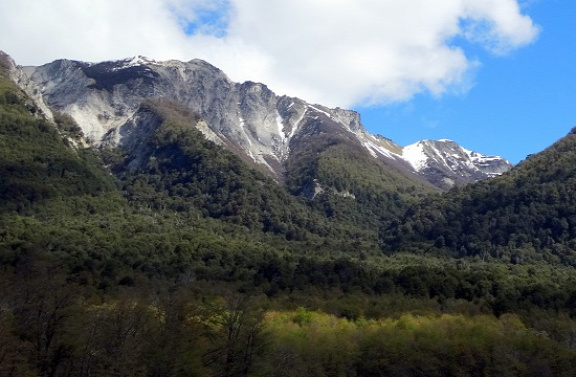 San Martín és Villa La Angostura között ilyen hegyek sorakoznak