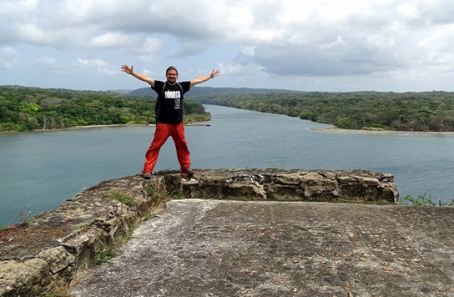 Én az erődnél, háttérben a Rio Chagres torkolata