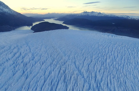 Elnyeli a jég a Nunatak-szigetet