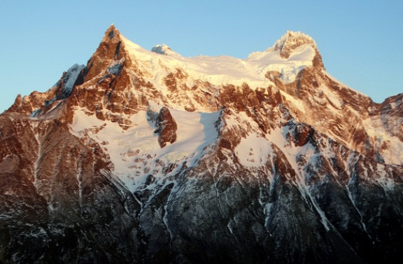 A Nap első sugarai megcsillannak a Cordillera Paine Grande csúcsain