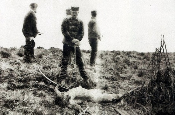 Julius Popper egy megölt selknam holtteste felett az 1880-as évek végén