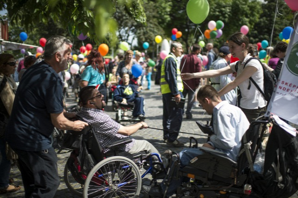 Gyereknap gyermekhap Rehab Critical Mass ezer lámpás éjszakája