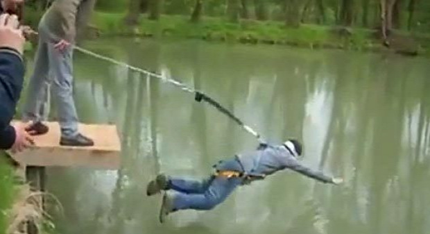 A világ érdekes legénybúcsú átverés fake bungee jumping