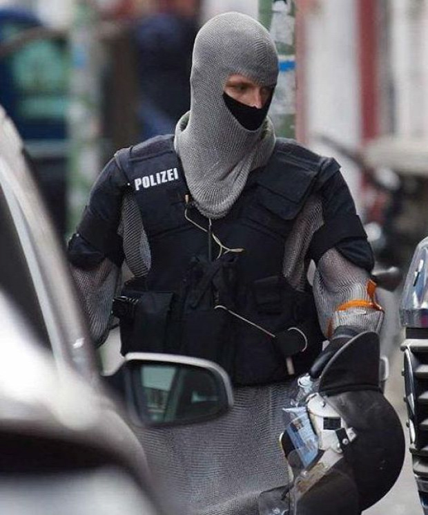 A világ érdekes német rendőr késálló láncing