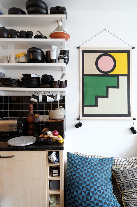 kis lakás albérlet átalakítás merész falak geometriai formák ábrák