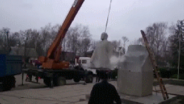 szobor mozgatás szállítás fail tör szaki