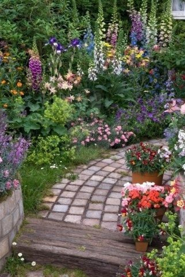 small lush cottage garden--now THIS is what my shaded corner of the yard needs to look like!