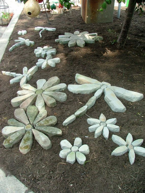 Love these! Stone Flowers Garden Art. You can even do mosaics on them. Imagine with all the flowers or ground cover around them#Repin By:Pinterest++ for iPad#
