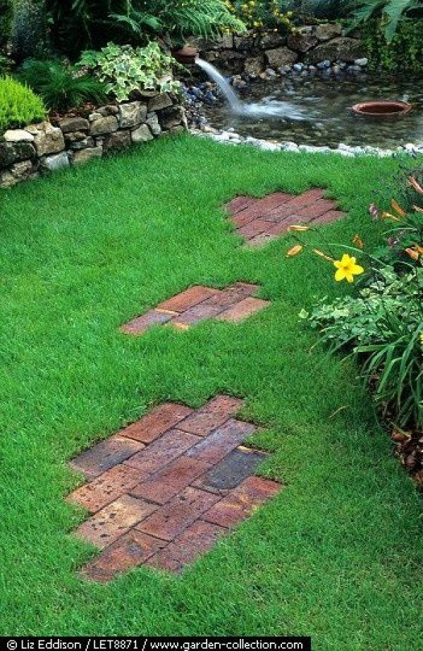 Decorative brick path across lawn @ DIY Home Cuteness