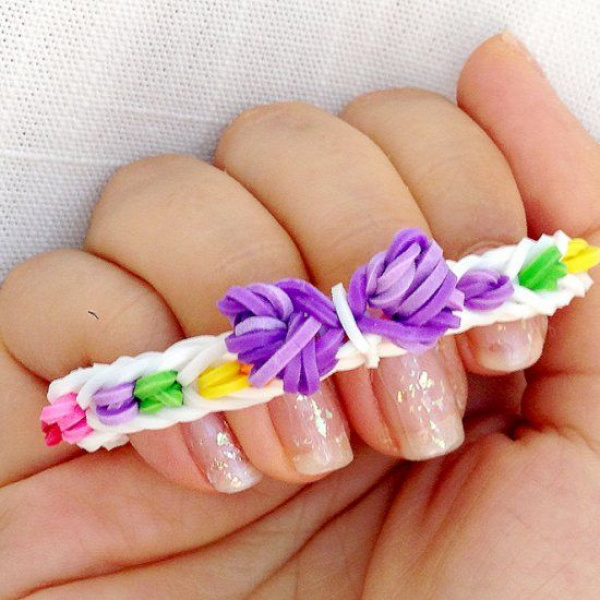 Here is a roundup of rainbow loom bracelet tutorials without a loom! Easy peasy for children and adults