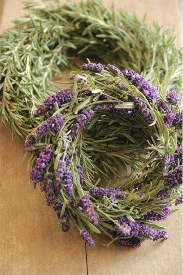 DIY: fresh rosemary and lavender wreath. someone can make this for me as a gift!!!