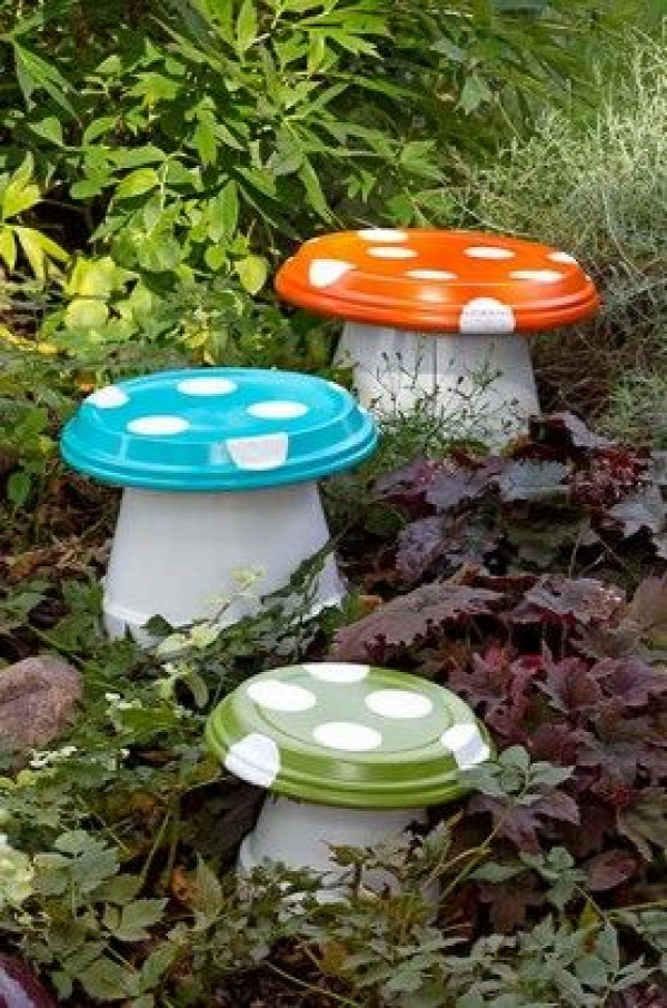 DIY Garden Mushroom - Made with terra cotta pots and drain trays.
