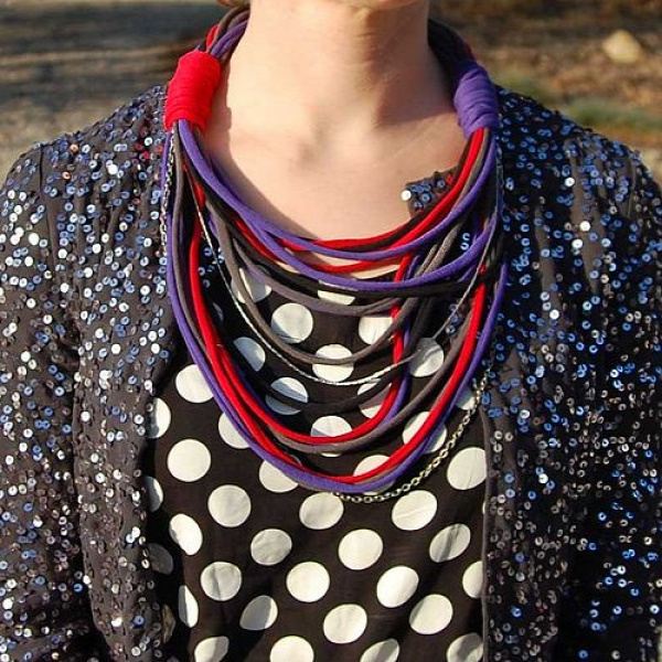 40+ Creative Ideas to Repurpose and Reuse Your Old T-shirts --&gt; DIY T-Shirt Necklace