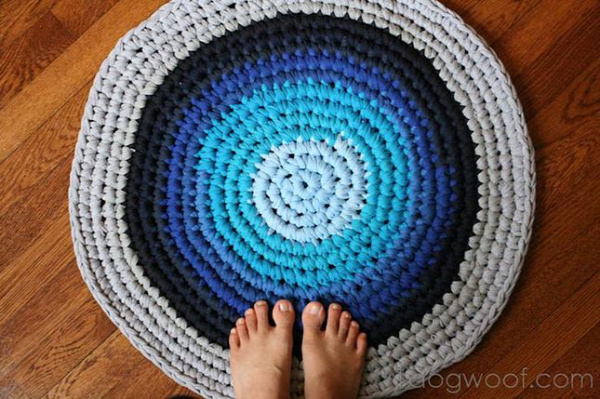 40+ Creative Ideas to Repurpose and Reuse Your Old T-shirts --&gt; Crochet Rug from Repurposed T-shirts
