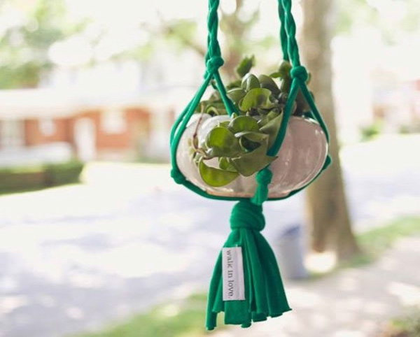 40+ Creative Ideas to Repurpose and Reuse Your Old T-shirts --&gt; DIY T-shirt Plant Hanger