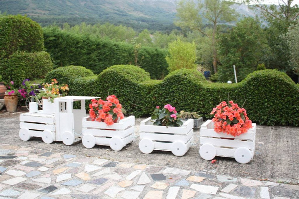 How to Build a Train Made Out Of Old Crates