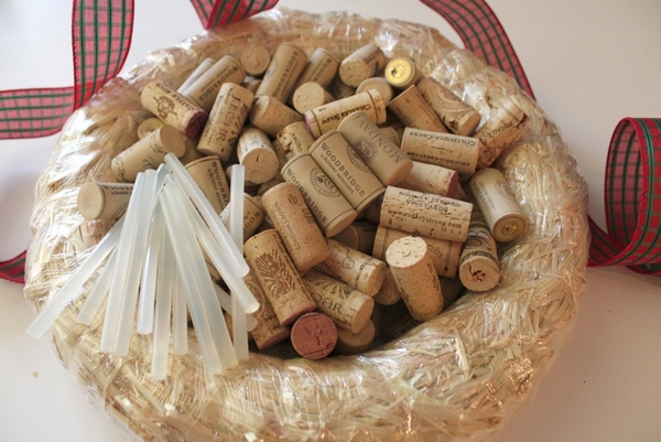how to make a cork wreath instructions step 1