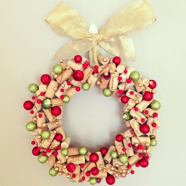 awesome cork wreath DIY christmas wreath ideas green red ornaments wine cork