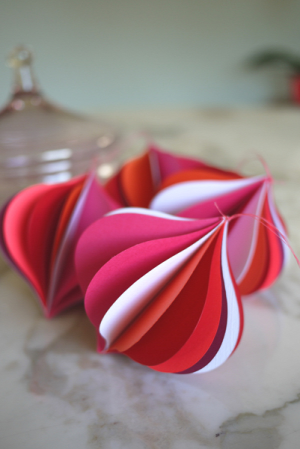pink and red paper ornaments | cool mom picks karácsony papírdísz DIY papírcsillag
