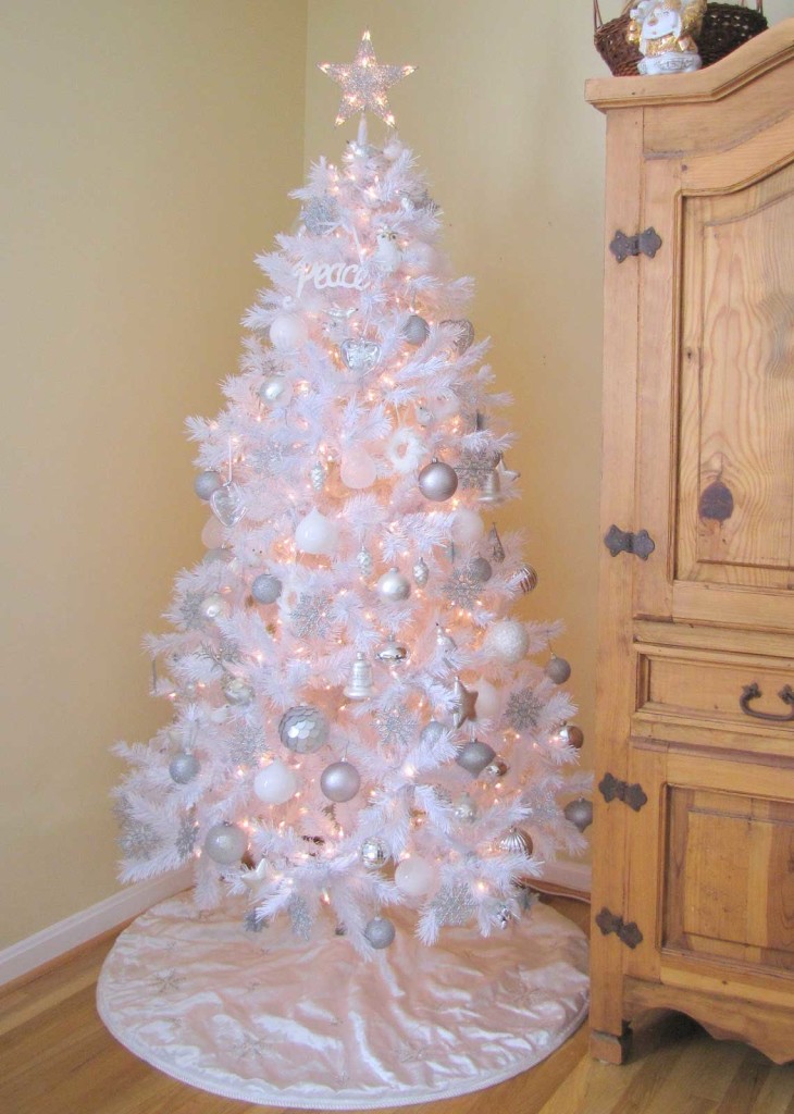 karácsony karácsonyfa fehér karácsonyfa dekoráció inspiráció