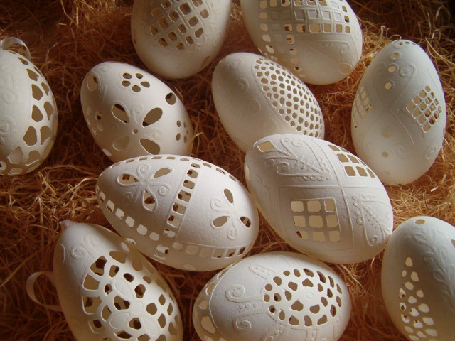 húsvét tojásfestés tojásdíszítés hagyományőrzés hagyományos tojásfestés íróka írókázás viaszolt tojás berzselés berzselt tojás gyimes osztókör tojásírás metszett tojás áttört tojás tojásfaragás