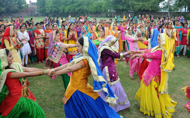 fiatalok indiai képek indiai nők indiai tánc tradíció ünnepek
