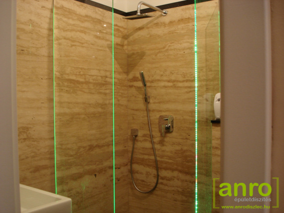 LED csík élvilágítás zuhanyzó üvegfalába építve