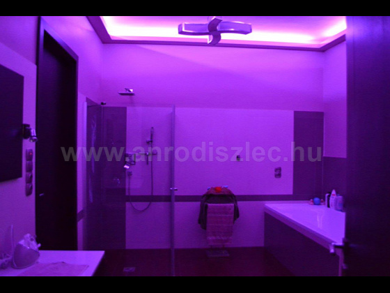 Színváltós LED szalag a fürdőszoba mennyezetén