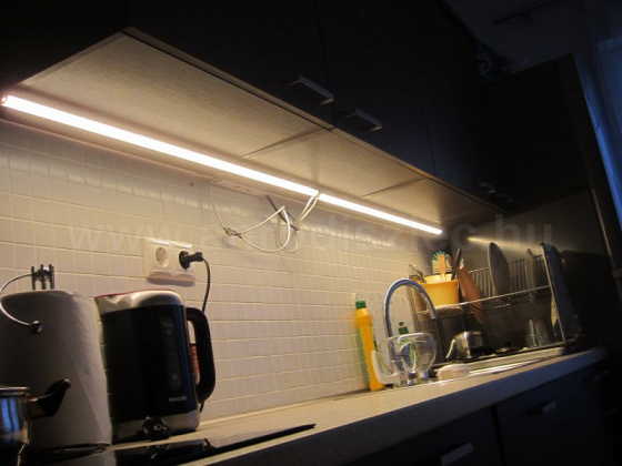 Konyhai pultvilágítás 45 fokban döntött LED szalag tartóval. Forrás: www.anrodiszlec.hu