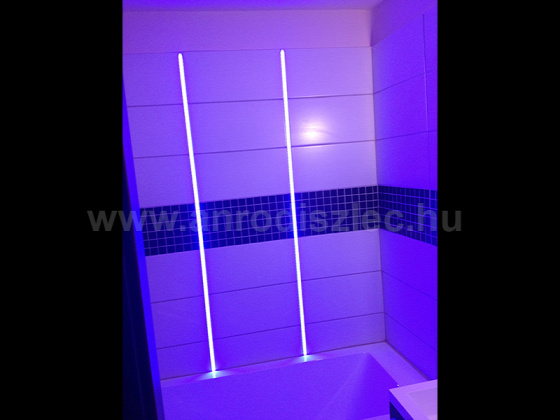 Fürdőszobai csempébe süllyesztett LED profil hangulatvilágításhoz. Forrás: www.anrodiszlec.hu