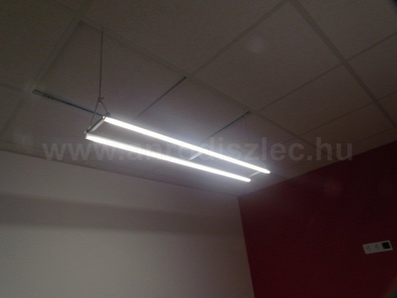 Egyedi építésű függesztett lámpatest LED szalag és alu LED profil felhasználásával. Forrás: www.anrodiszlec.hu