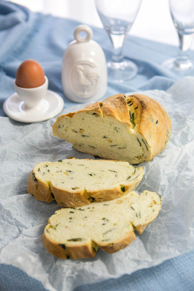 húsvét  kenyér  sütés  medvehagyma  sajt  tojás  liszt  ebéd  vacsora  túró  mustár  só  bors  rétesliszt  fenyőmag  élesztő