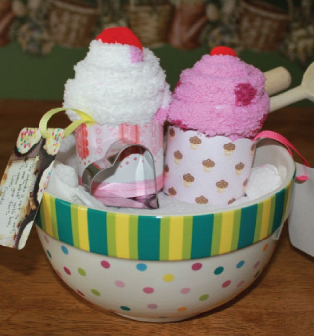 Ajándék csomagolás felső fokon - zokniból muffin karácsony ünnep ötlettár ajándék karácsonyi ajándék kötés horgolás fonal fonál textil újrahasznosítás melegítőpárna hűtőpárna zokni sütemény keksz mézeskalács tic-tac cukorka filléres hóember emlék só-liszt gyurma nutella csillag képeslap üdvözlőlap angyal karácsonyfa csoki csokoládé
