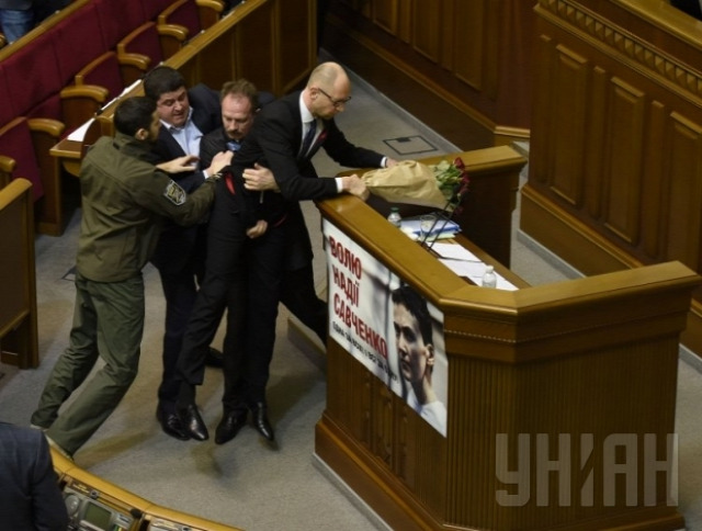 Jacenyuk Ukrajna ukrán parlament verekedés