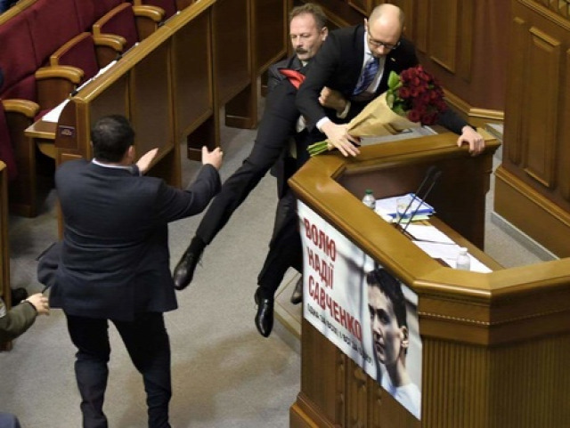 választás 2016 előrehozott parlamenti választás Ukrajna Jacenyuk