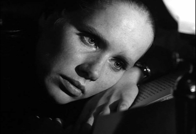 film  Ingmar Bergman filmelemzés filmkritika művészfilm megérteni a művészfilmeket Persona segítség művészfilmekhez Bibi Andersson Liv Ullmann pszichológia filozófia önreflexió önmegismerés vágyak intimitás lelkibetegség depresszió dráma elmélyülés Tükör által homályosan 1966-os filmek svéd filmek álarc maszk társadalomkritika terror agresszió empátia filmesztétika