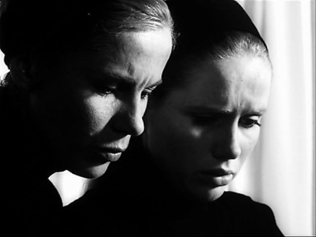 film  Ingmar Bergman filmelemzés filmkritika művészfilm megérteni a művészfilmeket Persona segítség művészfilmekhez Bibi Andersson Liv Ullmann pszichológia filozófia önreflexió önmegismerés vágyak intimitás lelkibetegség depresszió dráma elmélyülés Tükör által homályosan 1966-os filmek svéd filmek álarc maszk társadalomkritika terror agresszió empátia filmesztétika