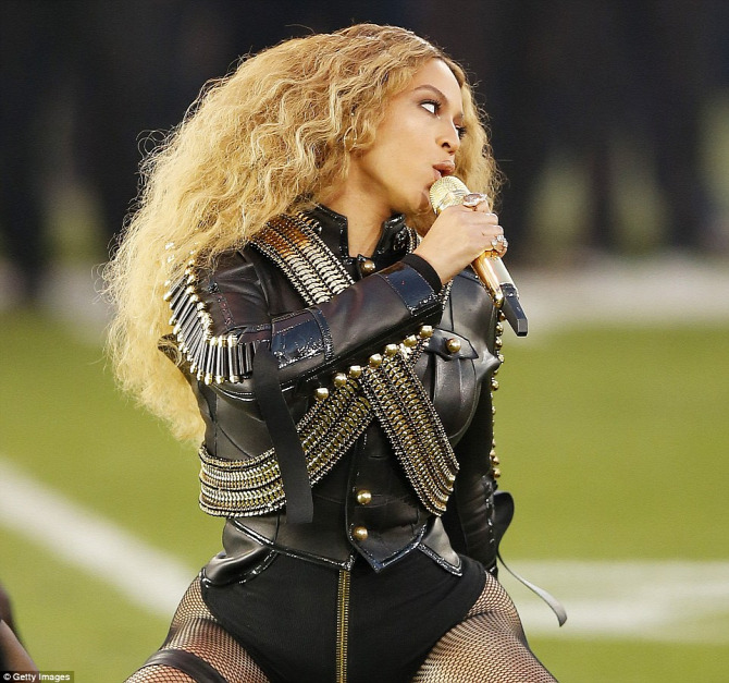 Beyoncé Super Bowl DSquared harisnya