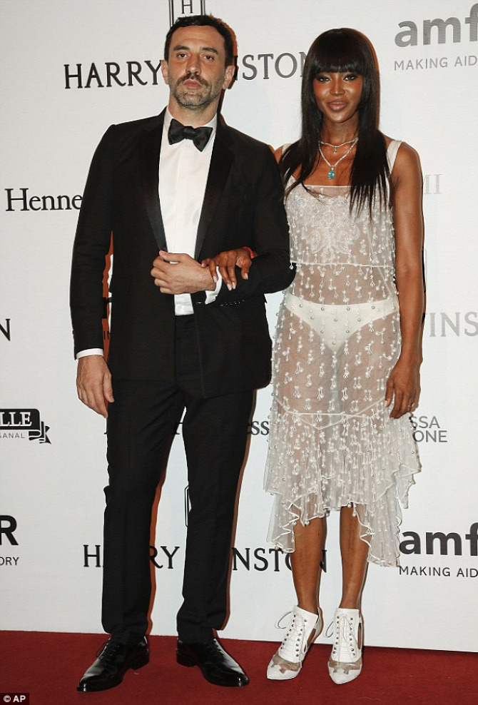 Naomi Campbell divat stílus bugyi Givenchy