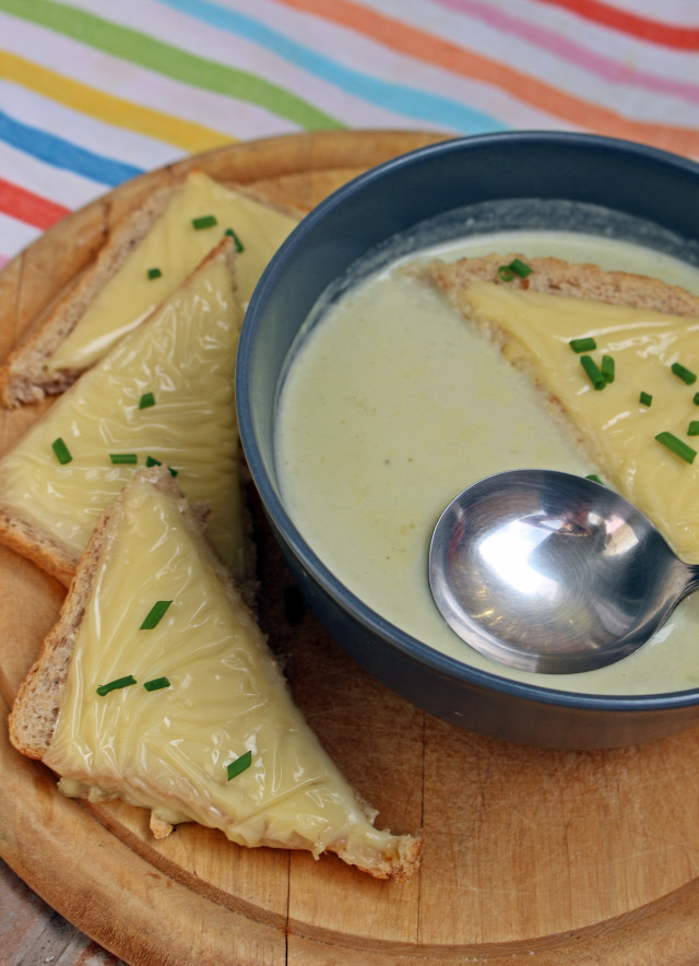 fokhagyma hagyma liszt tejszín rozmaring húsleves alaplé leves fincsi ebédek bor fehérbor pirítós sajt