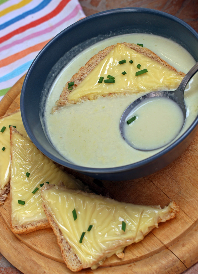 fokhagyma hagyma liszt tejszín rozmaring húsleves alaplé leves fincsi ebédek bor fehérbor pirítós sajt