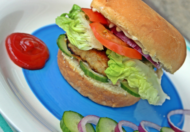 hamburger street food csirkemell ketchup mustár majonéz paradicsom saláta lilahagyma uborka hamburgerhús